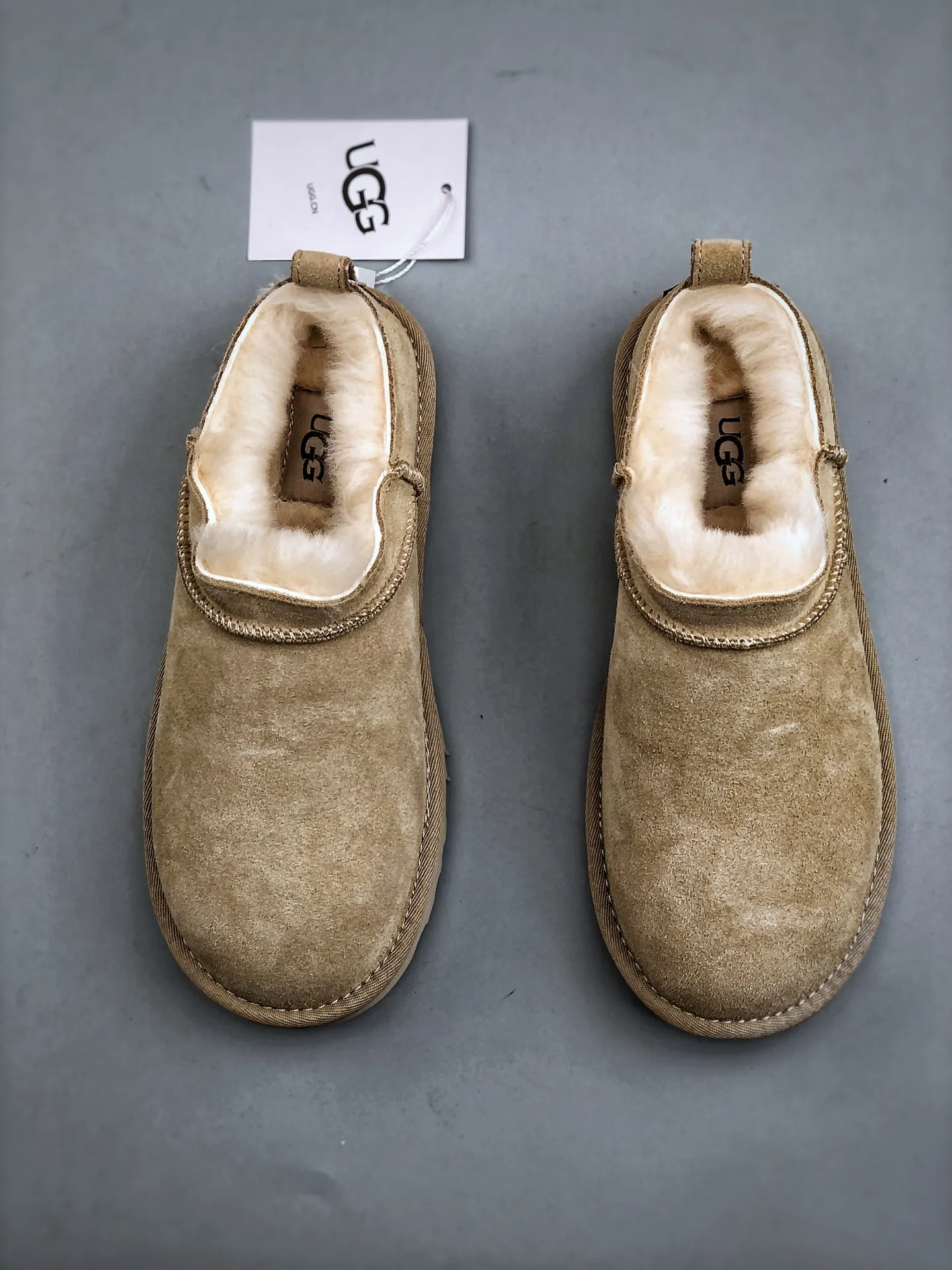 Local self-pickup💰520 supports store placement. The top version of ugg on the market. 25 new models. UGG Elea Slip-On. Thin and light slip-on. Home, office, air-conditioned room. Easy to match, super fashionable and long-leg welfare model. Produced by a large foreign trade factory in Guangzhou. Toe to insole. Genuine sheep fur integrated. Independent outer box packaging. Chip with waterproof technology. Different from any version on the market. Independently developed original outsole and cashmere insole to keep you warm in winter and suitable for home use. In recent years, uug has launched a style series that is partially geared towards the preferences of young consumers and has also moved to the forefront of fashion trends. Shoe body material Water-repellent coated suede upper 17 mm UGGPURE™ implanted wool insole Lightweight non-slip and comfortable rubber outsole With brand LOGO trademark Comes with a full set of packaging Size: 35-40